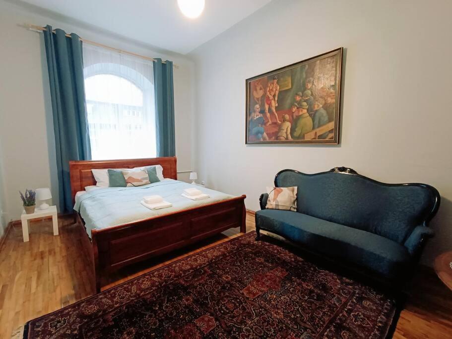 Unique Spacious Classic 3 Bedroom Midtown Apartment ! Billiard Room ! Riga Luaran gambar