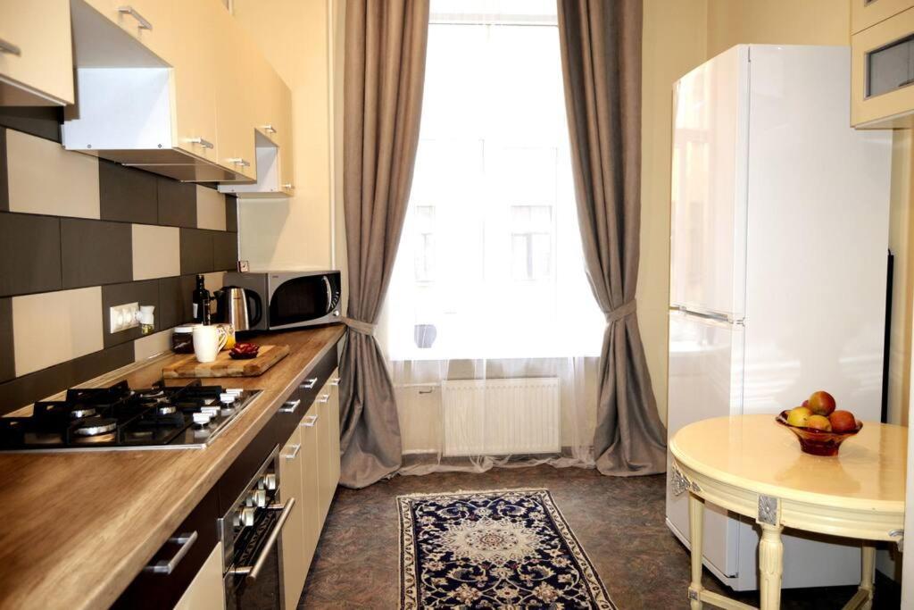 Unique Spacious Classic 3 Bedroom Midtown Apartment ! Billiard Room ! Riga Luaran gambar