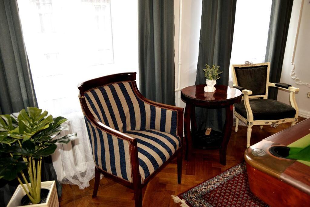 Unique Spacious Classic 3 Bedroom Midtown Apartment ! Billiard Room ! Riga Luaran gambar