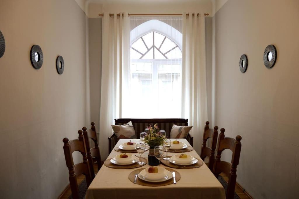 Unique Spacious Classic 3 Bedroom Midtown Apartment ! Billiard Room ! Riga Luaran gambar