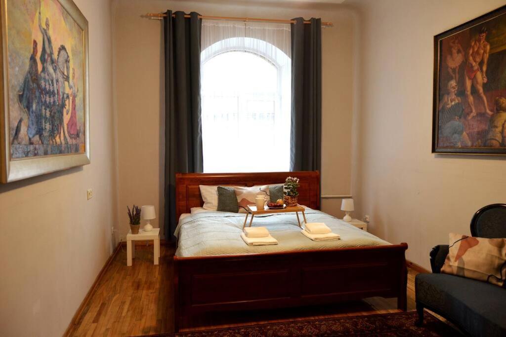 Unique Spacious Classic 3 Bedroom Midtown Apartment ! Billiard Room ! Riga Luaran gambar