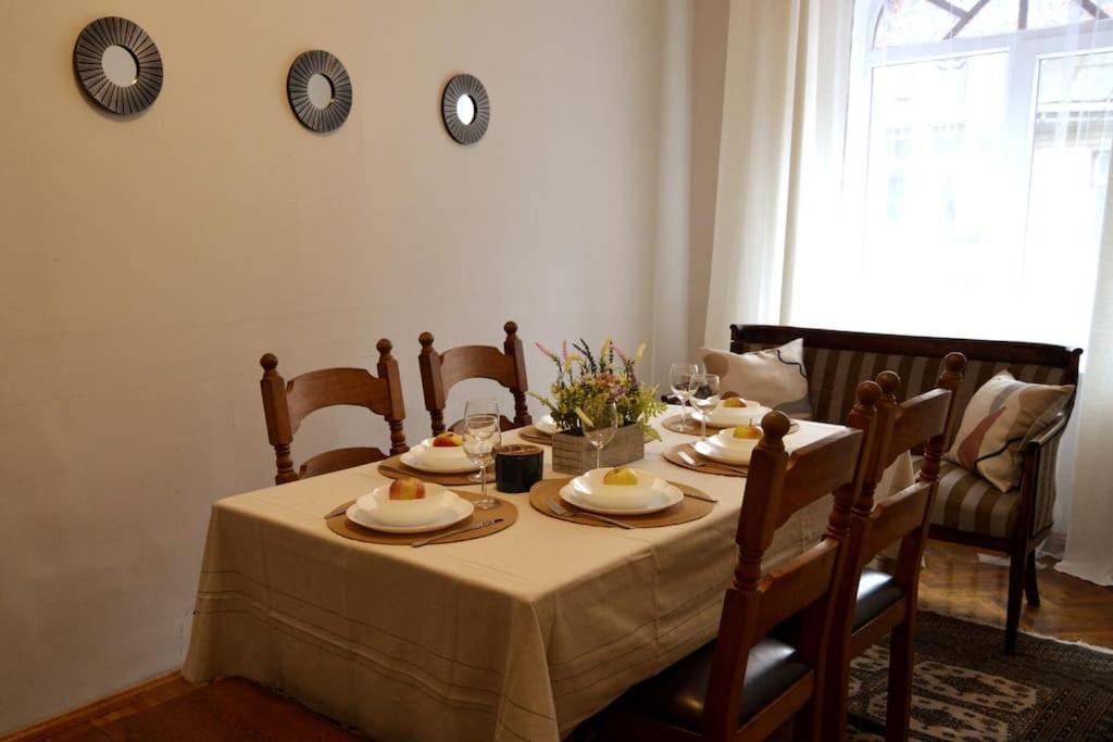 Unique Spacious Classic 3 Bedroom Midtown Apartment ! Billiard Room ! Riga Luaran gambar