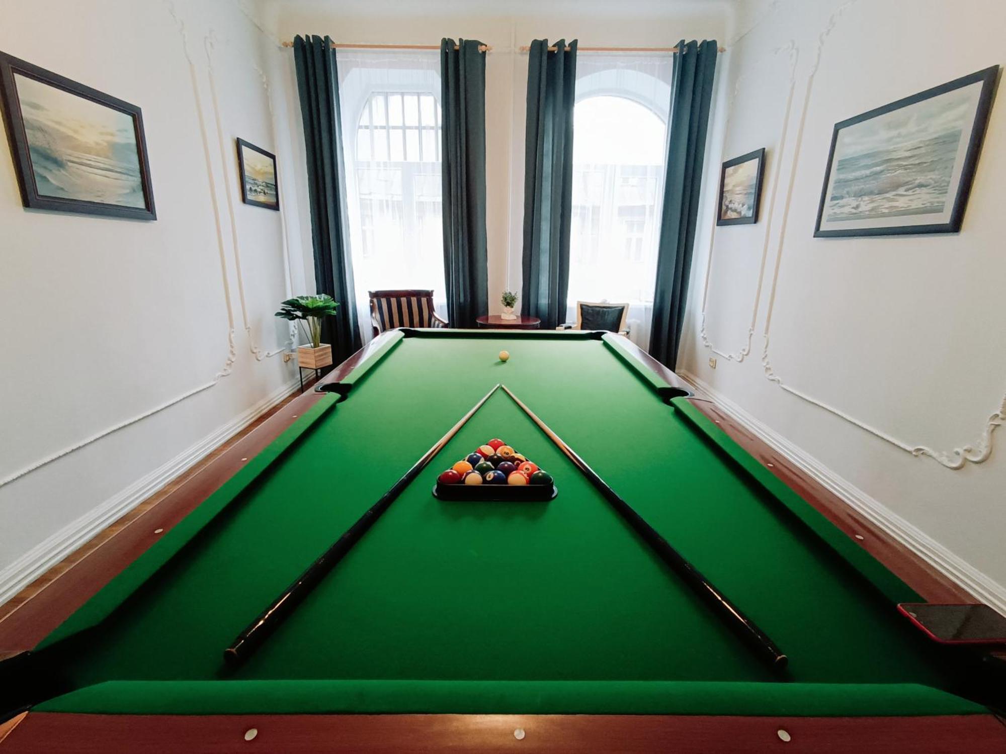 Unique Spacious Classic 3 Bedroom Midtown Apartment ! Billiard Room ! Riga Bilik gambar